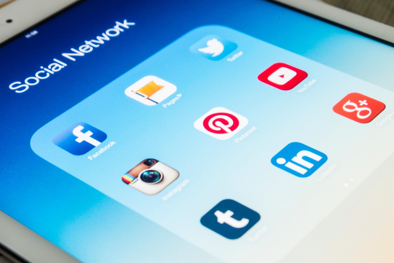 Tablet screen displaying various social media and YouTube application icons in a "Social Network" folder